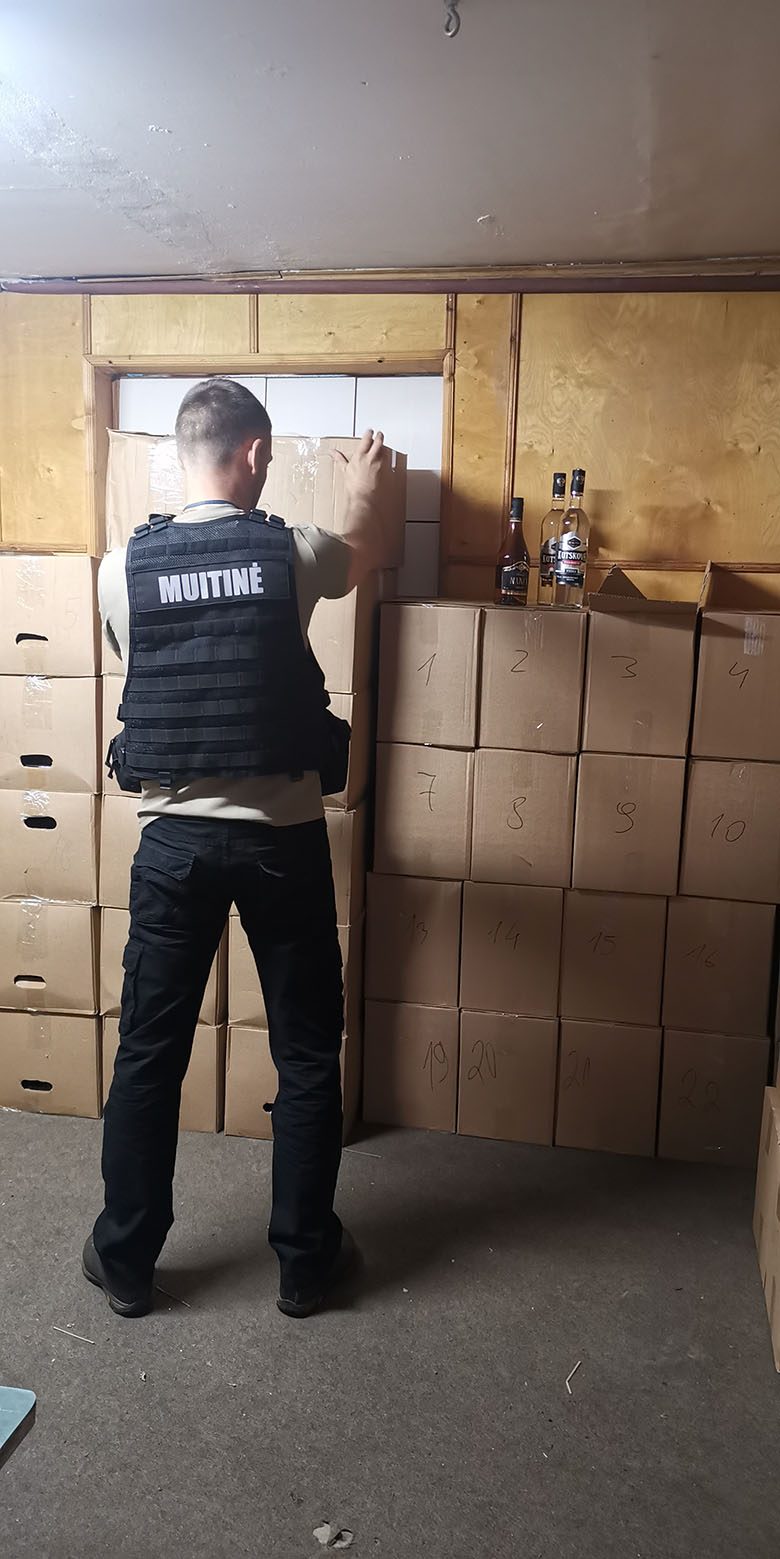 Vilniaus rajone aptikta 3 tūkst. litrų alkoholio: sulaikytas lietuvis ir du latviai