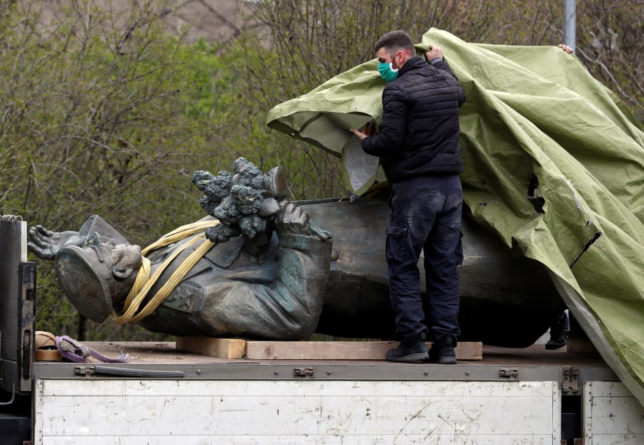 Prahoje demontuotas prieštaringai vertinamas sovietų generolo I. Konevo paminklas