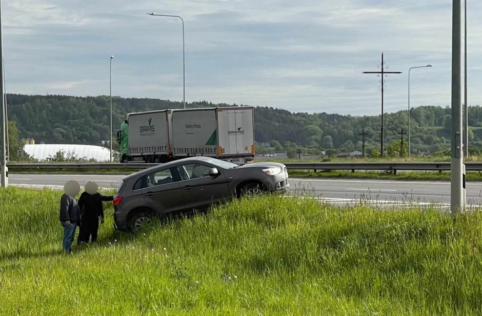 Nelaimė kelyje „Via Baltica“: į griovį nulėkė automobilis