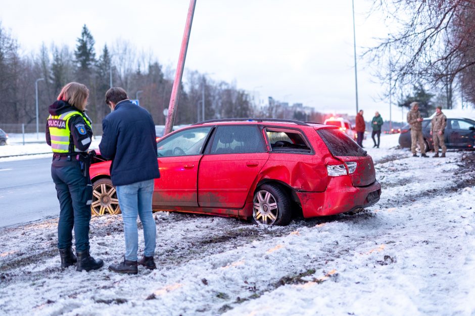 Vilniuje susidūrė ir nuo kelio nuvažiavo automobiliai: medikams perduoti trys žmonės