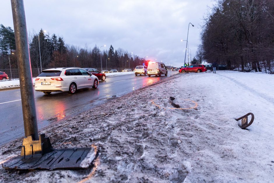 Vilniuje susidūrė ir nuo kelio nuvažiavo automobiliai: medikams perduoti trys žmonės