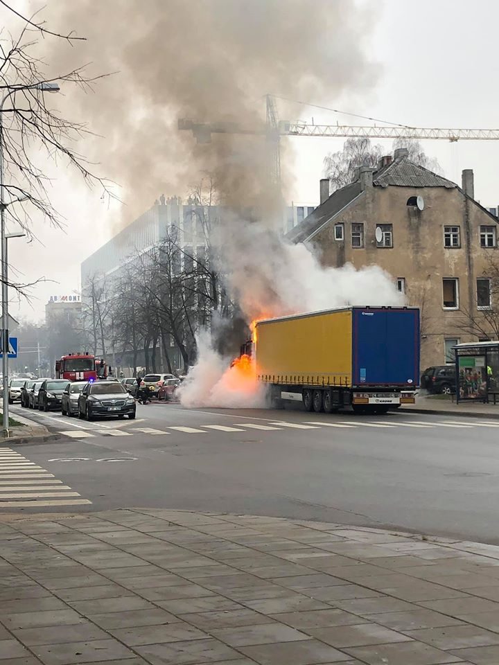 Vilniuje vilkiko kabina virto ugnies fakelu