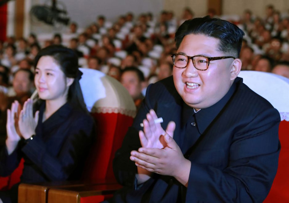 Šiaurės Korėjos lyderio žmona po metų pertraukos pasirodė viešumoje
