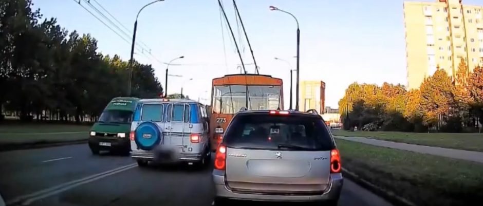 Kuriozinė situacija Kalniečiuose: autobusiukas nepasidalijo kelio su troleibusu