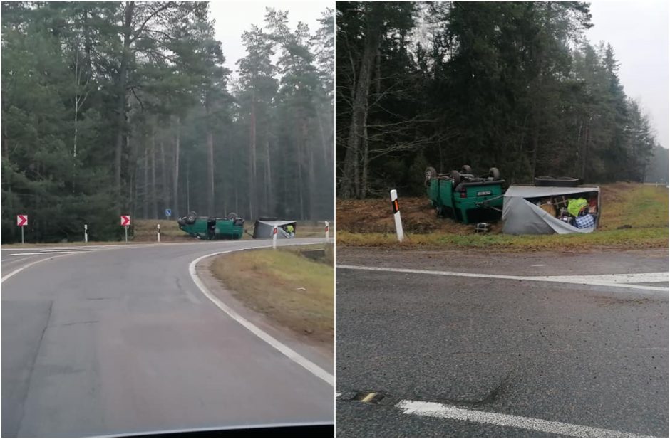 Kelyje Alytus-Valkininkai automobilis su priekaba kelionę baigė aukštyn ratais