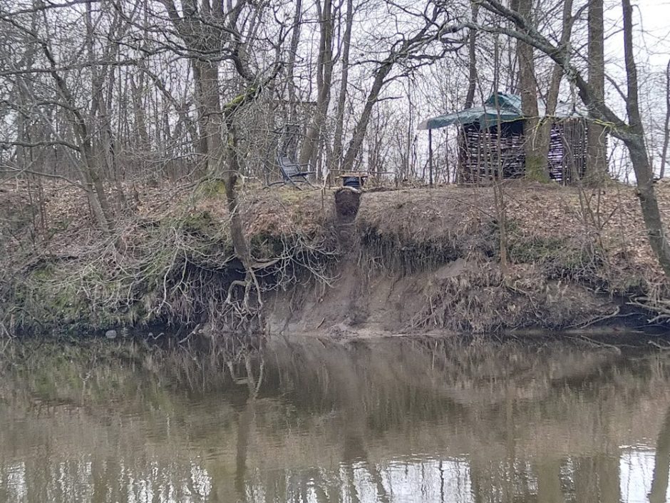 Ant Dangės upės kranto – benamių „sanatorija“