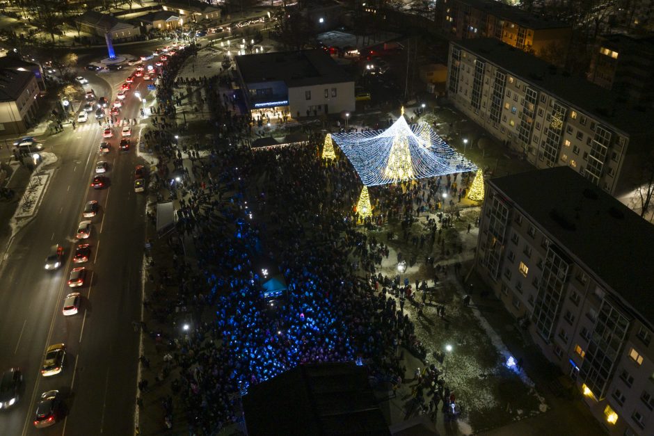 Jonavoje suspindo ne tik Kalėdų eglė – nušvito ir pasakiškas eglučių miestelis