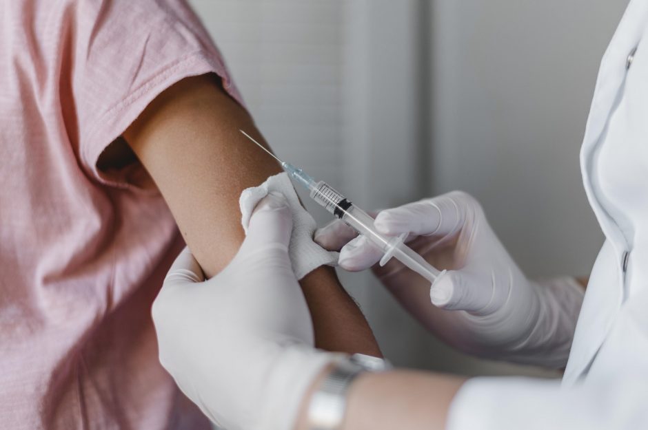EVA pritarė 12–15 metų paauglių skiepijimui „Pfizer-BioNTech“ vakcina