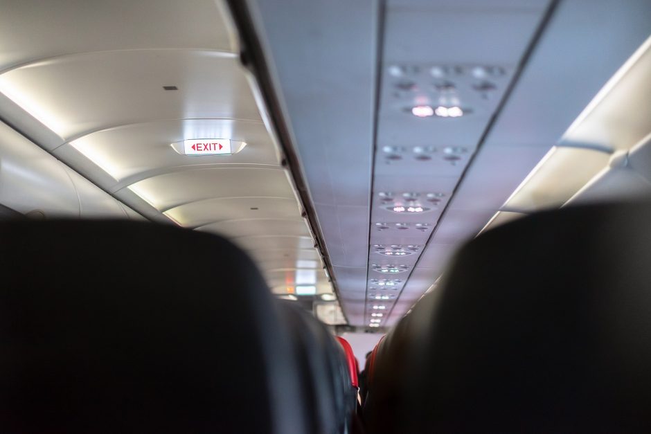Pusamžis vyras užsidarė lėktuvo tualete ir atsisakė išeiti