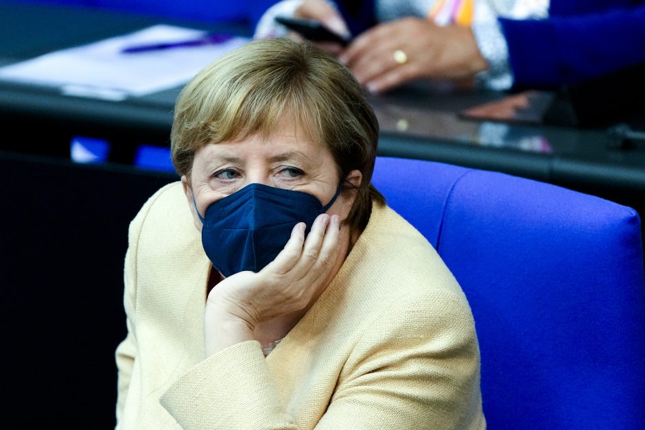 A. Merkel partijai atsiliekant apklausose, kanclerė reiškia paramą A. Laschetui