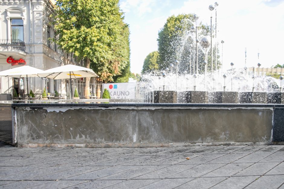 Prie Laisvės alėjos fontano pluša darbininkai: taisomas brokas