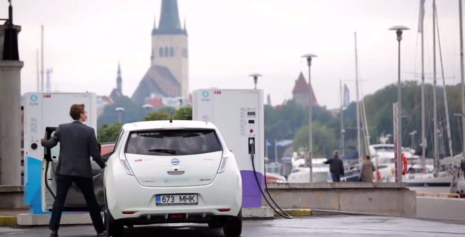 Naujausi elektromobiliai: su viena įkrova į tolimą kelionę ir namo – be streso