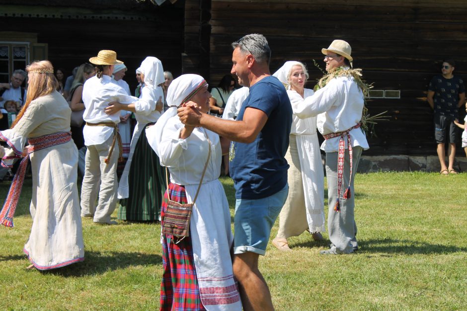 Rumšiškėse nestigo šventinės įvairovės: pasveikinę Onas, priminė ir rugiapjūtės tradicijas