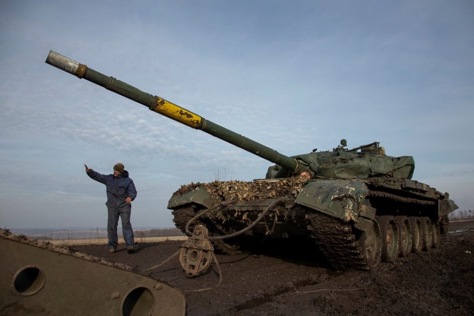 Trims Ukrainos gynybos pareigūnams pareikšti įtarimai dėl pirkimų kariuomenei