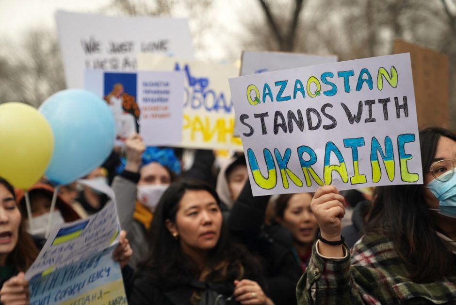 Bijodamas sankcijų, Rusijos sąjungininkas Kazachstanas leido mitingą Ukrainai palaikyti