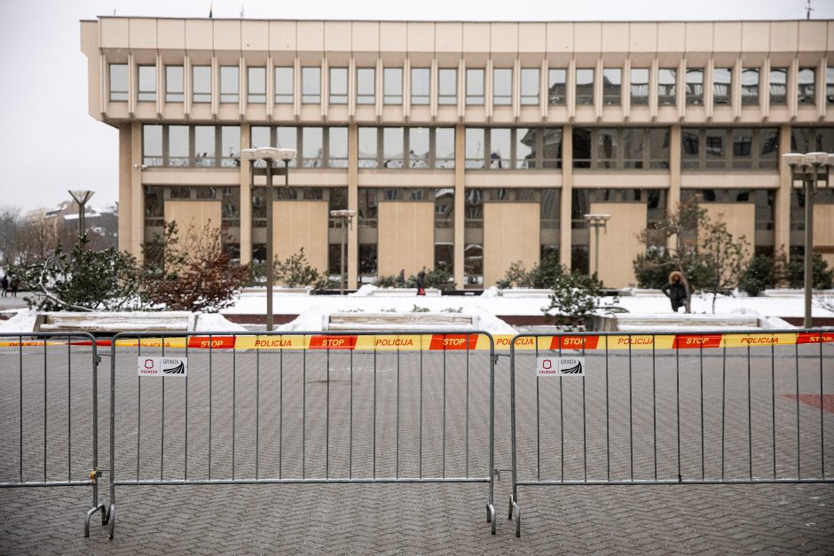 Šeimų sąjūdis prie Seimo pradėjo protesto akciją, o į kitus miestus vyks su dovanomis