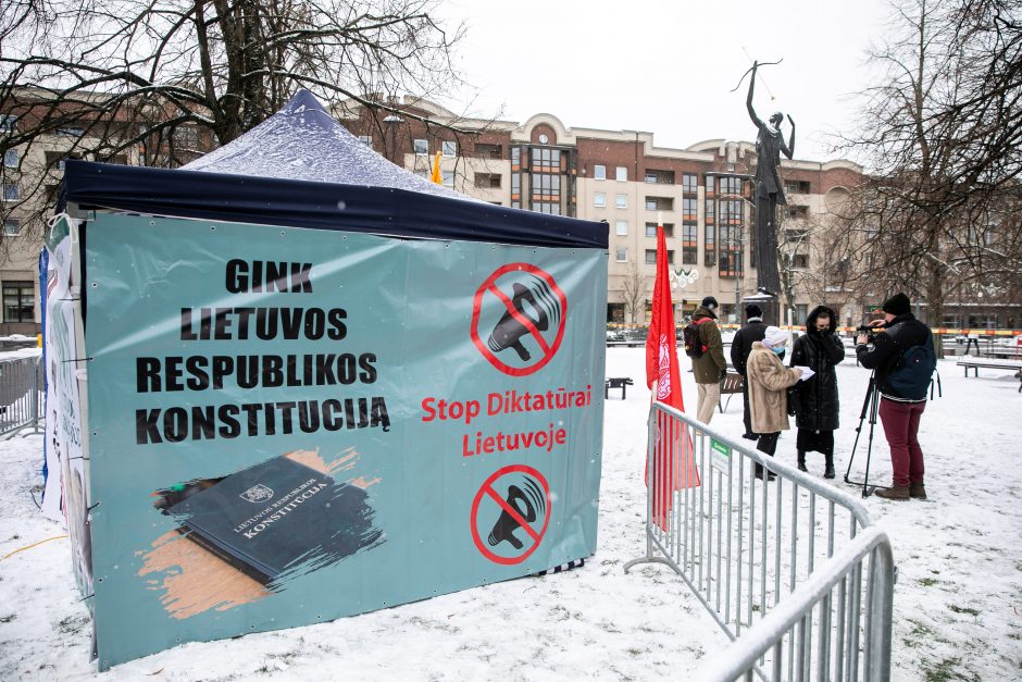 Šeimų sąjūdis prie Seimo pradėjo protesto akciją, o į kitus miestus vyks su dovanomis