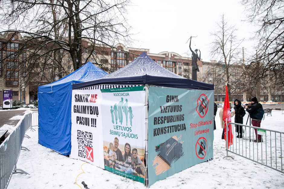 Šeimų sąjūdis prie Seimo pradėjo protesto akciją, o į kitus miestus vyks su dovanomis