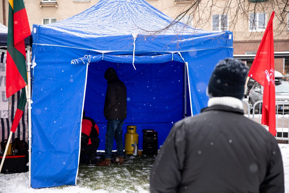 Šeimų sąjūdis prie Seimo pradėjo protesto akciją, o į kitus miestus vyks su dovanomis