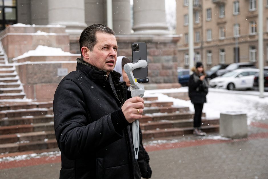 Šeimų sąjūdis prie Seimo pradėjo protesto akciją, o į kitus miestus vyks su dovanomis