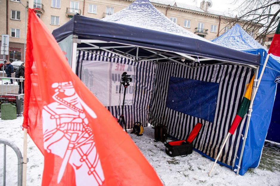 Šeimų sąjūdis prie Seimo pradėjo protesto akciją, o į kitus miestus vyks su dovanomis