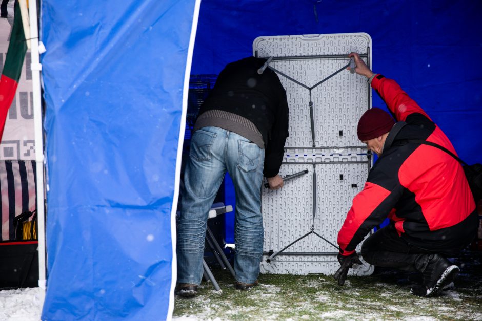 Šeimų sąjūdis prie Seimo pradėjo protesto akciją, o į kitus miestus vyks su dovanomis