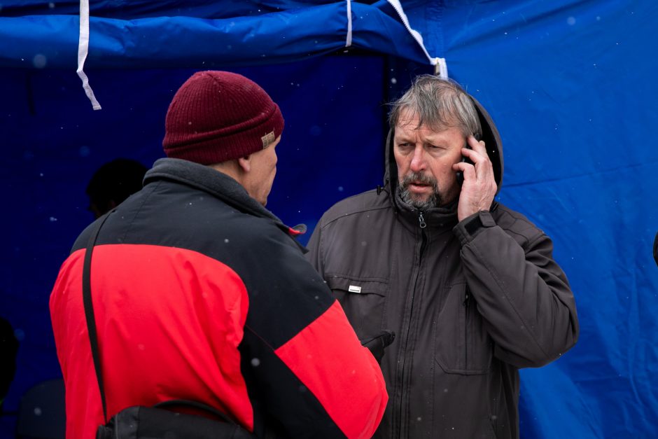 Šeimų sąjūdis prie Seimo pradėjo protesto akciją, o į kitus miestus vyks su dovanomis