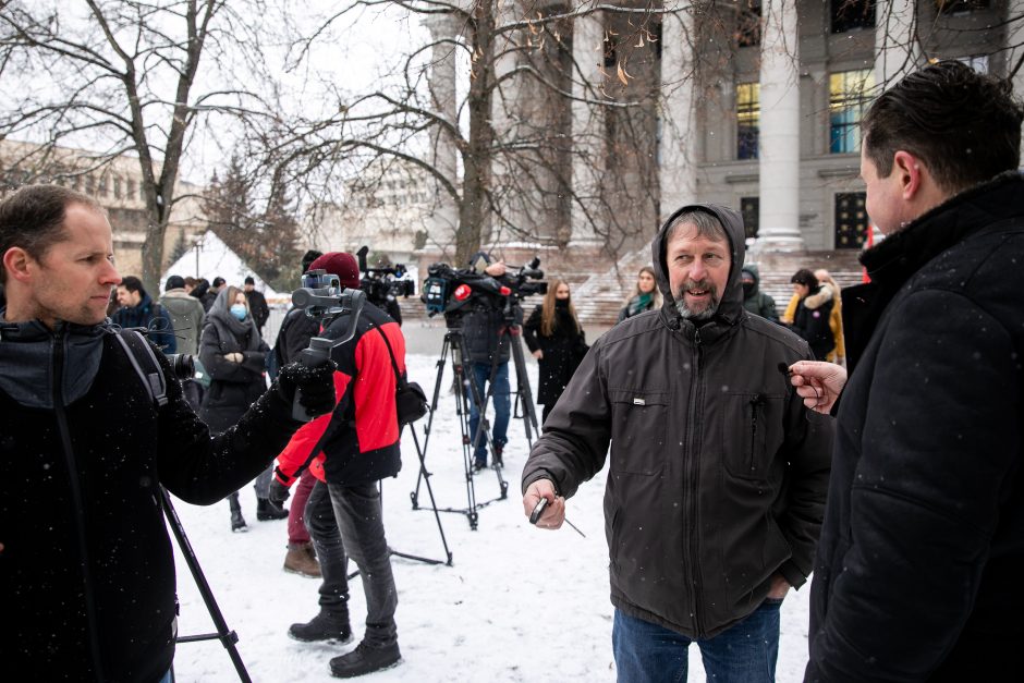 Šeimų sąjūdis prie Seimo pradėjo protesto akciją, o į kitus miestus vyks su dovanomis