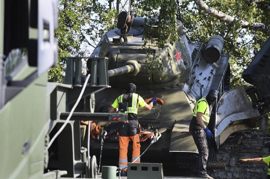 Estijoje šalinamas sovietinis monumentas, vyriausybei nerimaujant dėl viešosios tvarkos