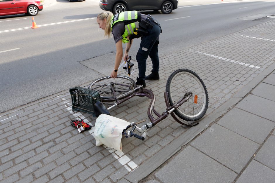 Klaipėdoje po automobilio ratais pateko brandaus amžiaus dviratininkas