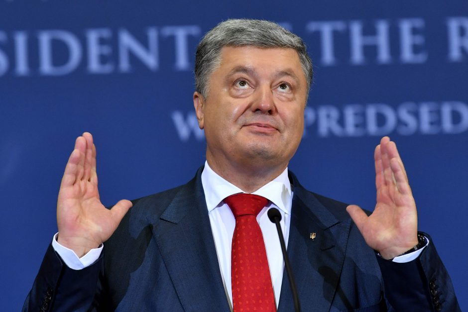 Buvusiam Ukrainos prezidentui P. Porošenkai suteiktas leidimas palikti šalį