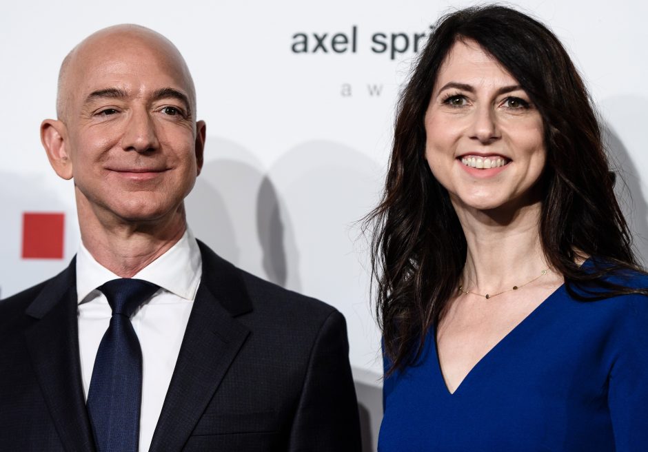Buvusi „Amazon“ įkūrėjo J. Bezoso žmona tapo turtingiausia JAV moterimi