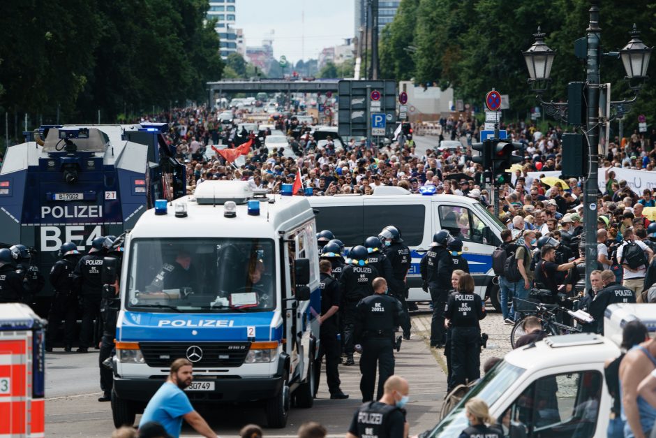 Nepaisydami draudimo, į Vokietijos sostinės gatves išėjo tūkstančiai žmonių