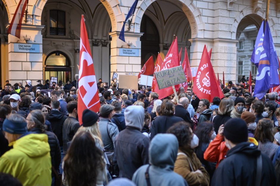 Austrijos kancleriui S. Kurzui didėja spaudimas atsistatydinti dėl korupcijos skandalo