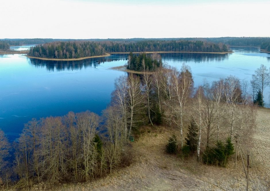 Mokslininkai tiria Platelių ežero vandenį