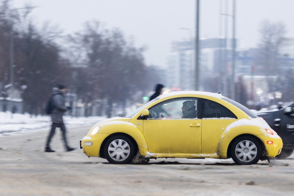 Kelininkai perspėja: eismo sąlygas sunkina snygis ir plikledis