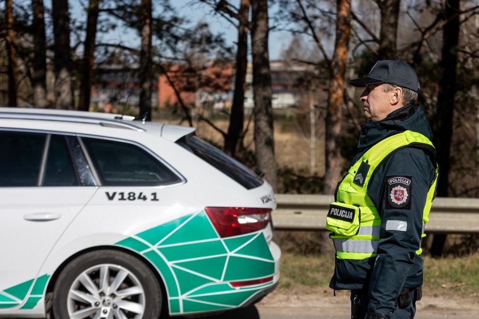 Radviliškio rajone nuo kelio nuvažiavo ir apsivertė automobilis: vairuotojas – girtas