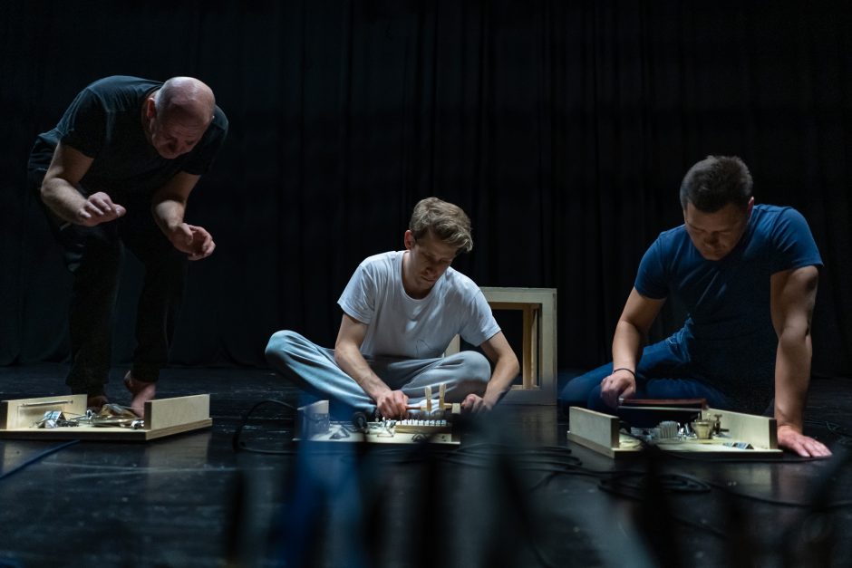Spektaklio „Out of the Box“ premjeroje – ypatingi muzikos instrumentai ir gyvai įgarsintas judesys
