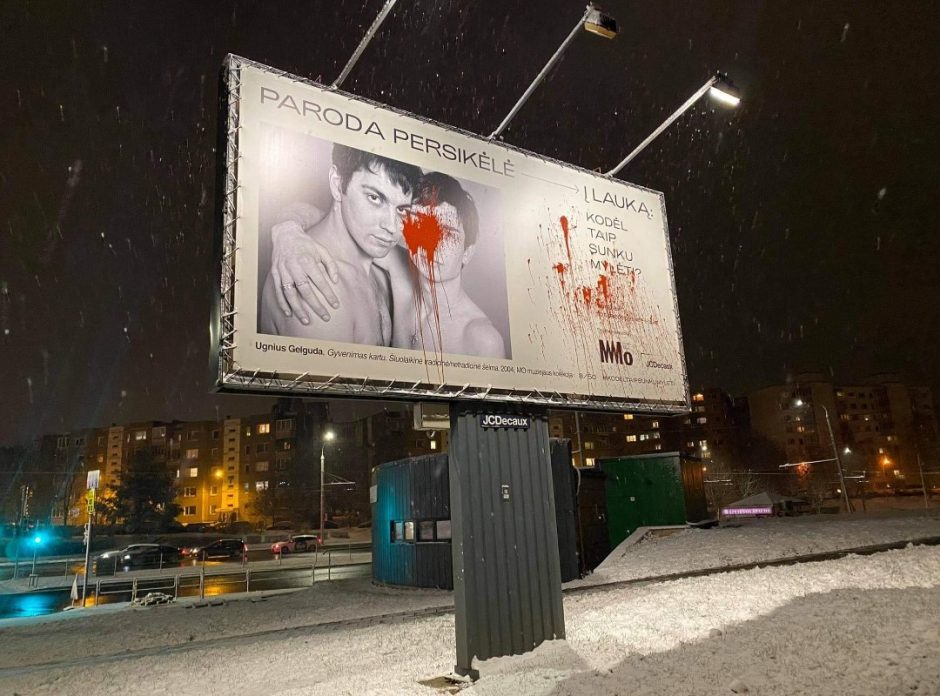 Prasiveržė netolerancija: sugadintas homoseksualus vaizduojantis parodos kūrinio plakatas
