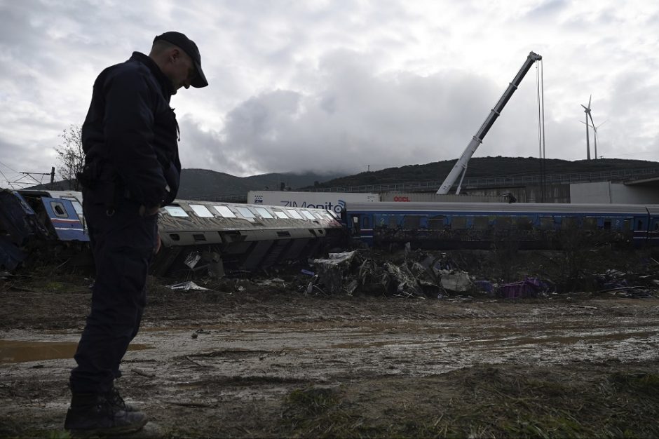 Graikijos premjeras prašo per traukinių katastrofą žuvusių žmonių šeimų atleidimo