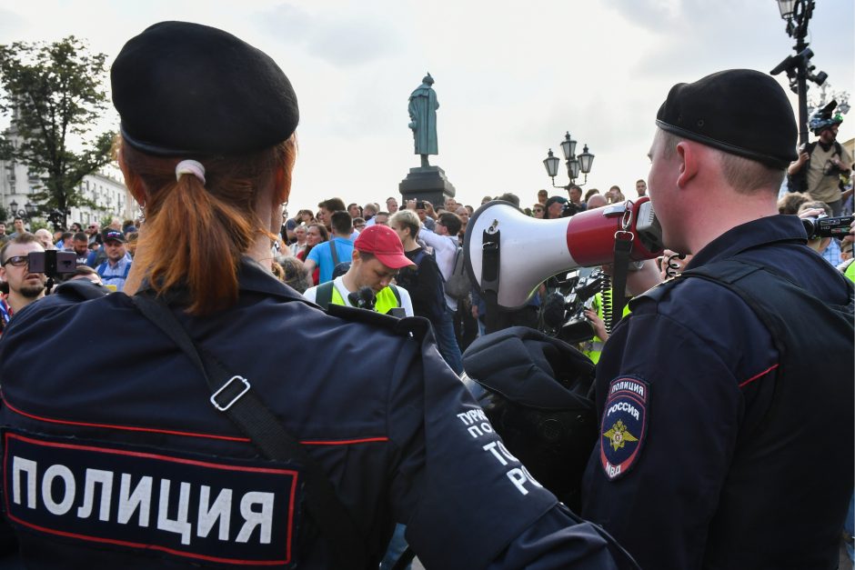 Protestuotojui už policininko užpuolimą – treji metai nelaisvės