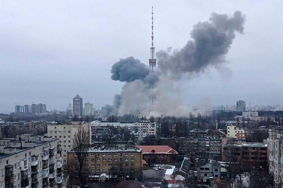 Rusijos pajėgos smogė televizijos bokštui Kijeve