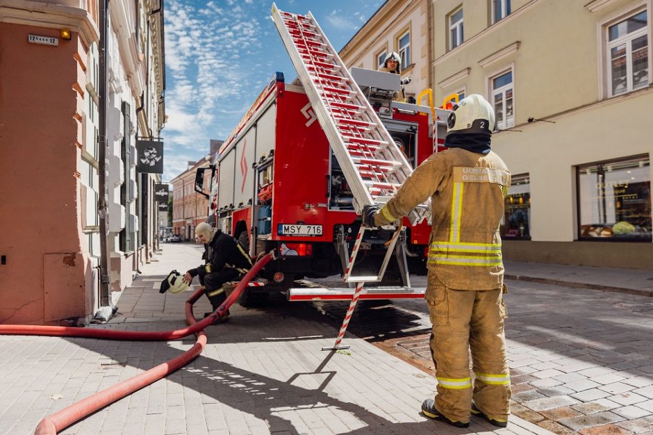 Apklausa: „sensacijų nėra“ – labiausiai pasitikima ugniagesiais, augo Prezidentūros vertinimas