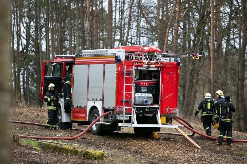 Vilniuje į purvą iki kelių įklimpo mergina: prireikė ugniagesių ir medikų