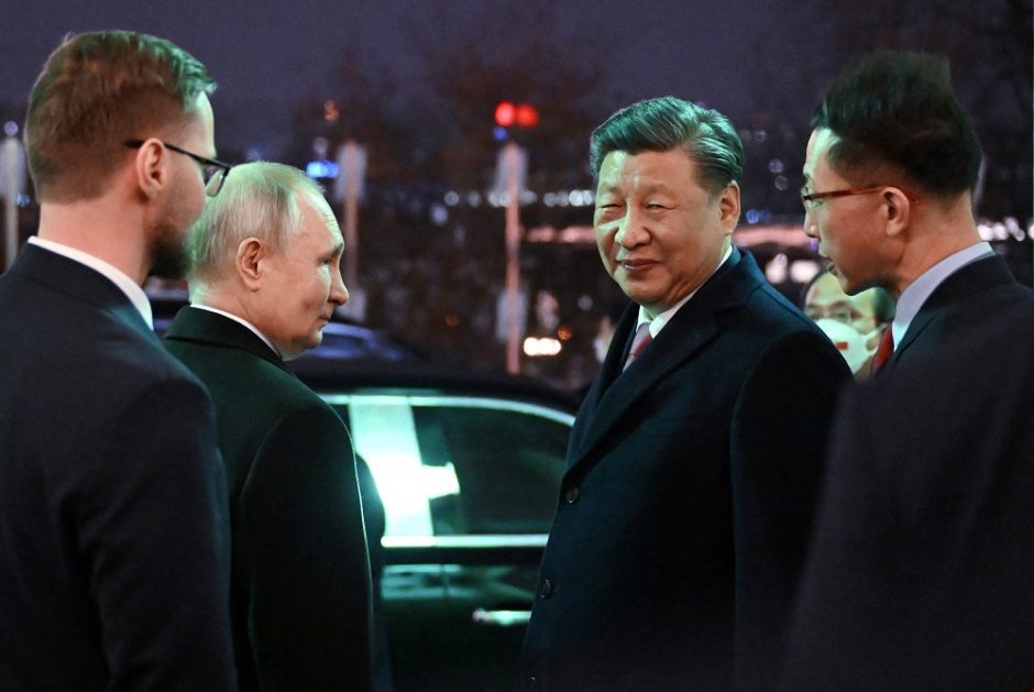 Lenkija pavojingu vadina Rusijos ir Kinijos aljansą