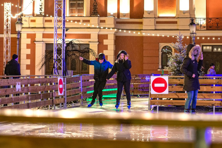 Kalėdų stebuklus Teatro aikštėje skandino lietus