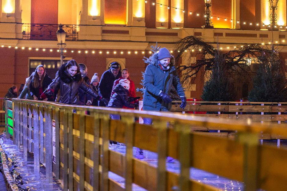 Kalėdų stebuklus Teatro aikštėje skandino lietus