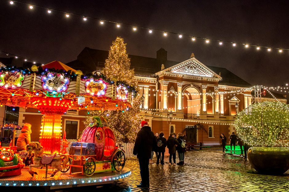 Kalėdų stebuklus Teatro aikštėje skandino lietus