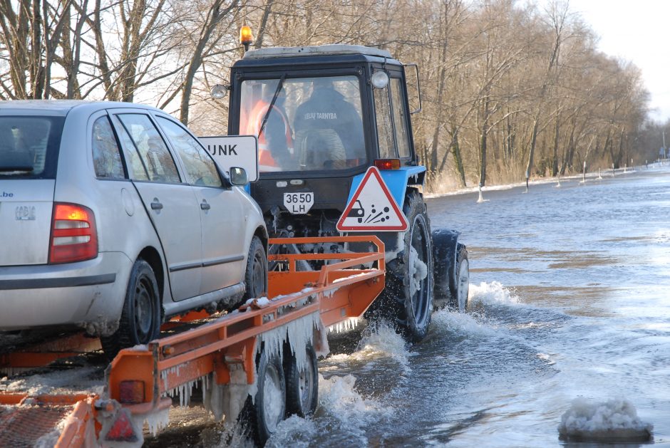 Rusnę kausto šaltis ir vanduo