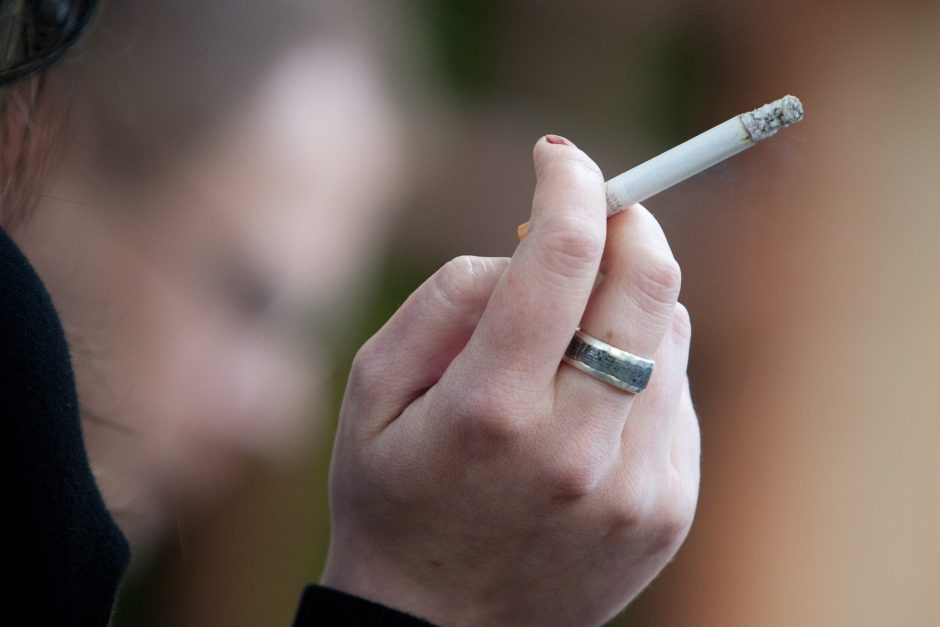 Vyriausybės išvada dėl draudimo rūkyti balkonuose – kitą savaitę